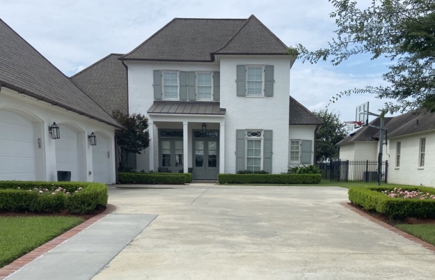 Clean white home with freshly washed driveway in Baton Rouge
